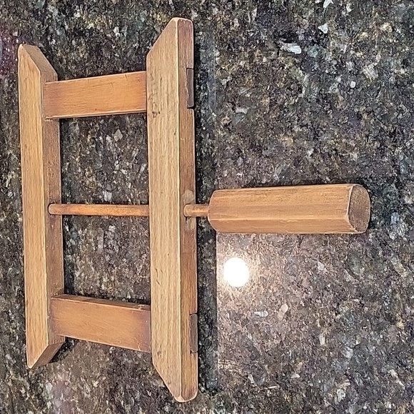 Vintage Large Wood Handheld Yarn or String Wool Winder Rotating Spool Spinner - Picture 3 of 4